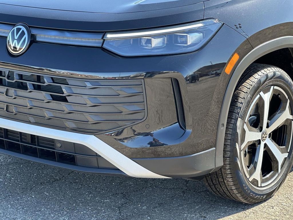 Certified 2025 Volkswagen Tiguan SE image 8