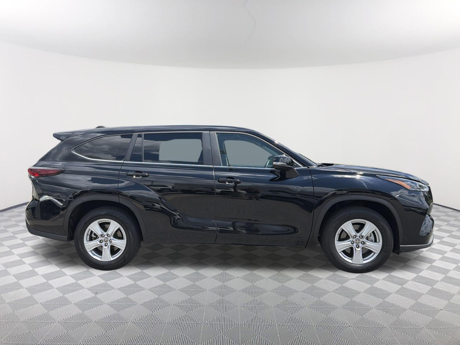 Certified 2025 Toyota Highlander LE FWD image 18
