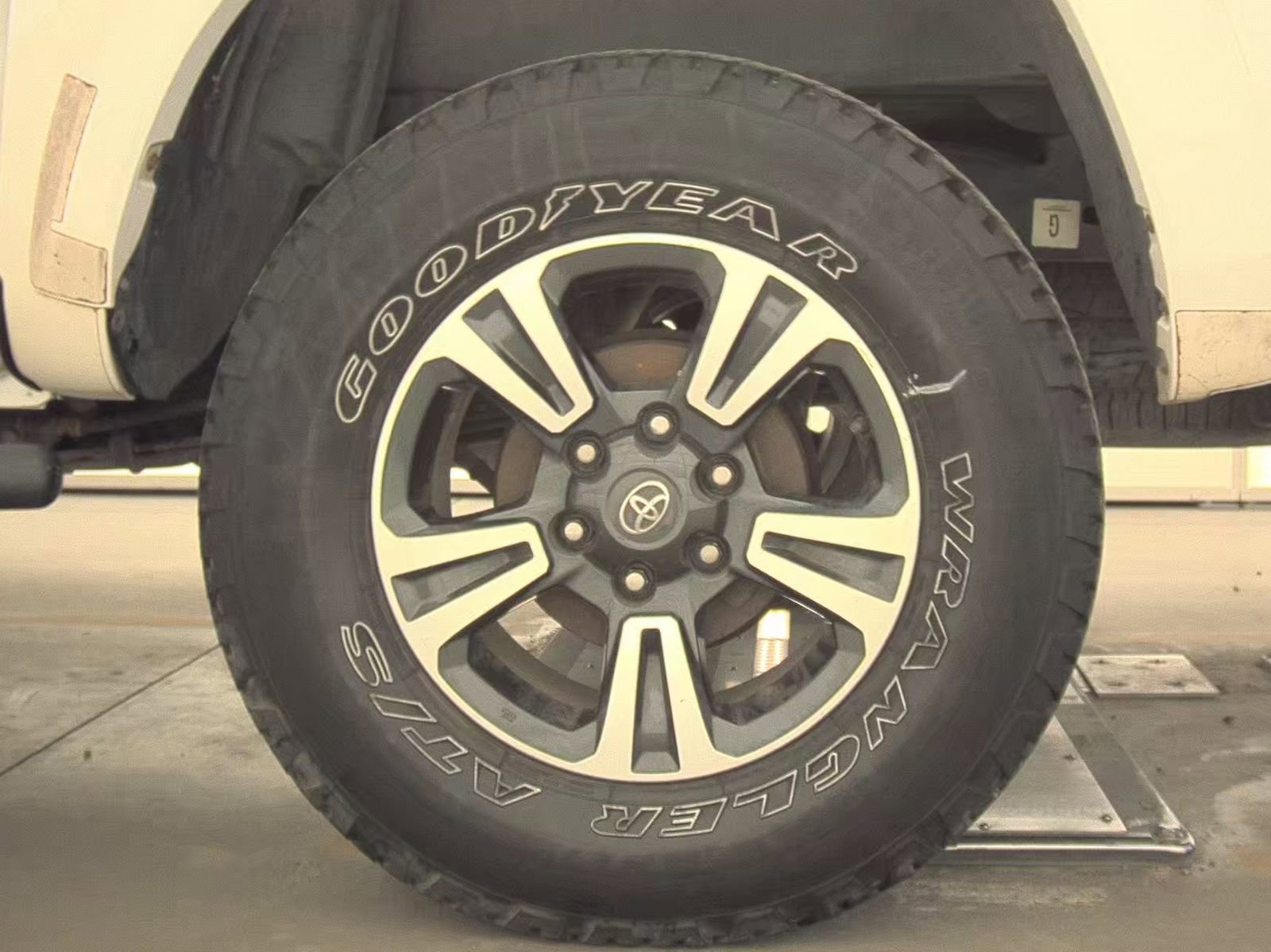 Used 2017 Toyota Tacoma TRD Sport image 12