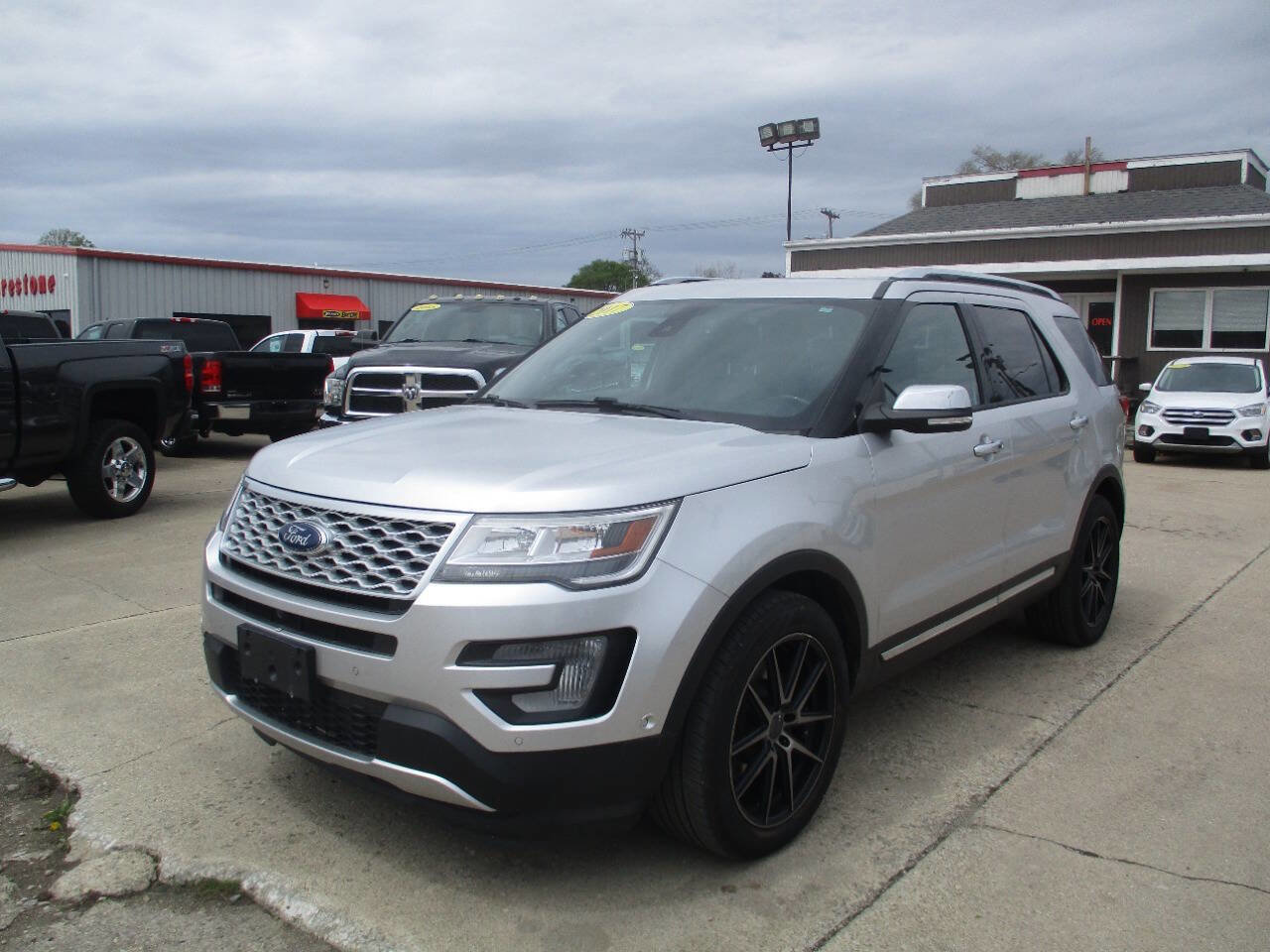 Used 2017 Ford Explorer Platinum AWD/4WD image 2