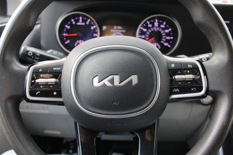 Used 2022 Kia Carnival LX image 16