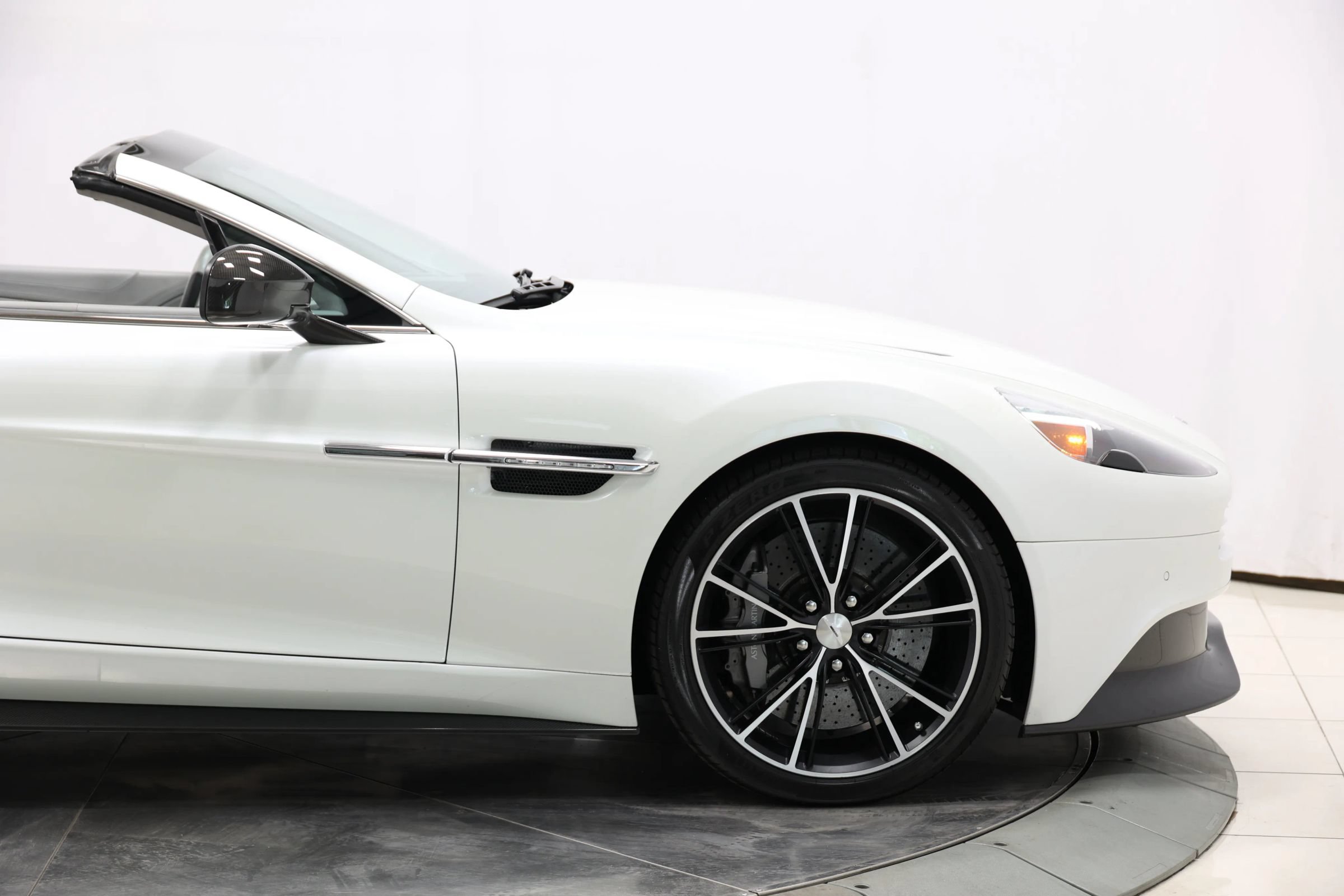 Used 2014 Aston Martin Vanquish Volante RWD image 71
