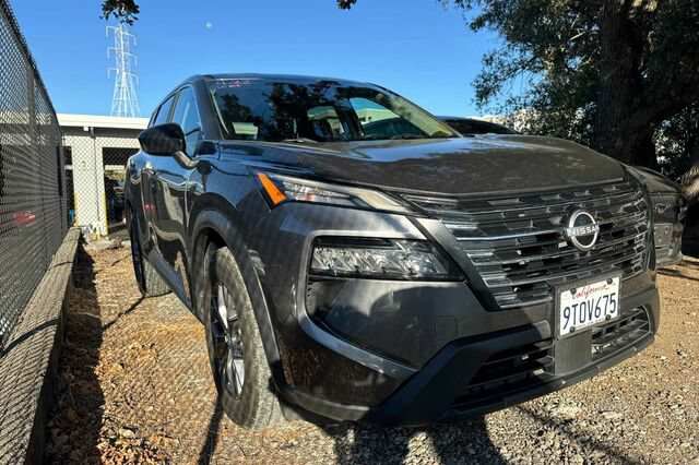 Used 2024 Nissan Rogue S AWD/4WD image 2
