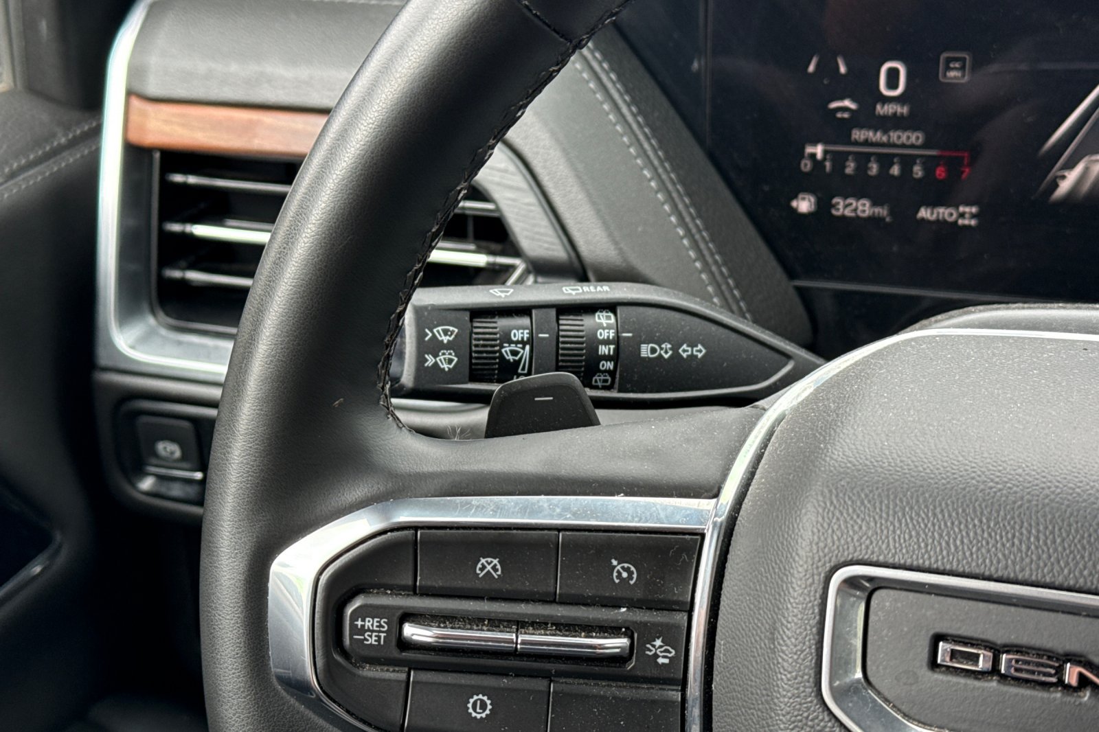 Used 2025 GMC Yukon Denali AWD/4WD image 33