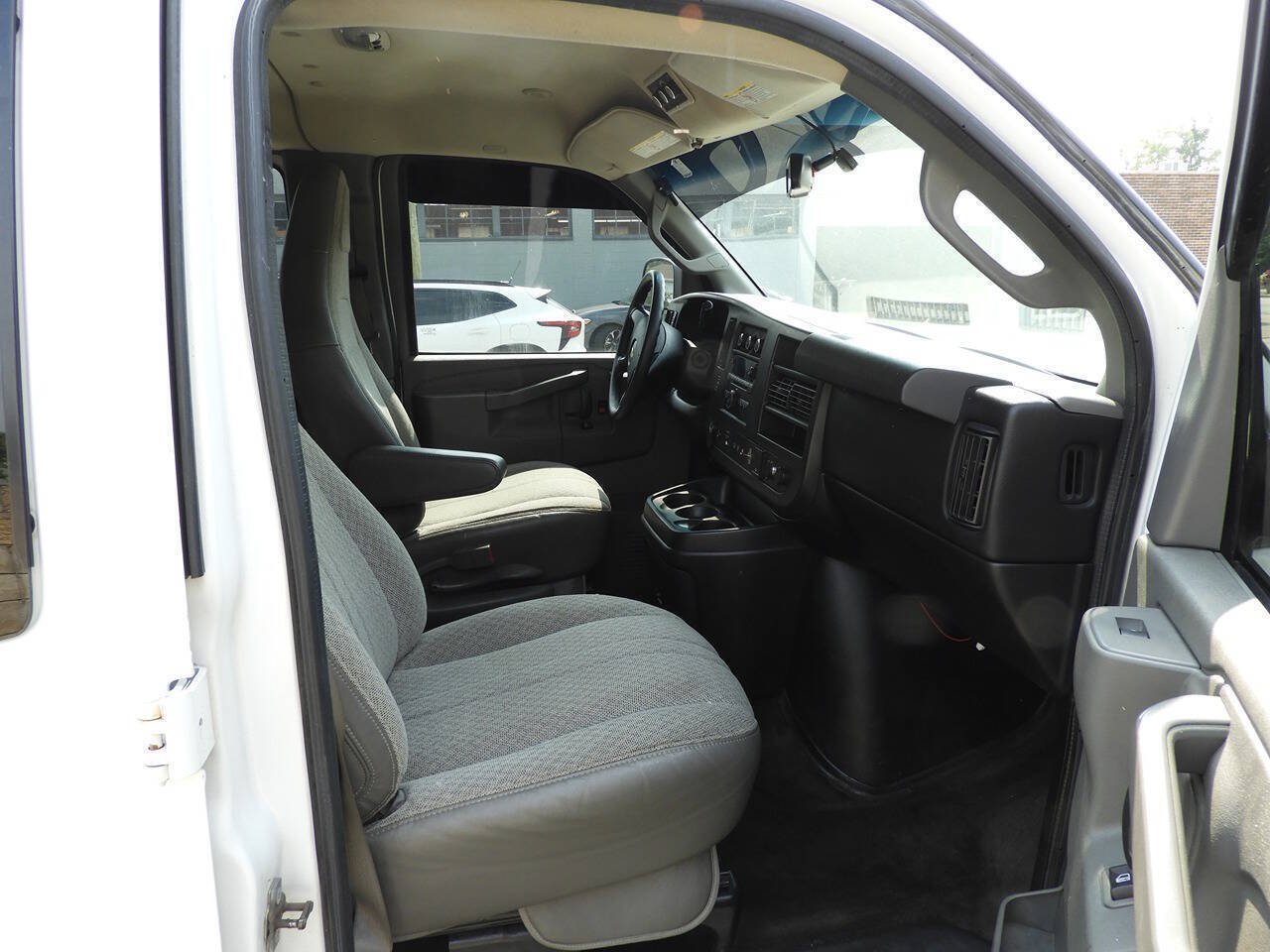 Used 2016 Chevrolet Express 2500 LT w/ LT Preferred Equipment Group RWD image 23
