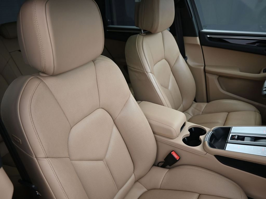 Certified 2022 Porsche Macan AWD/4WD image 30