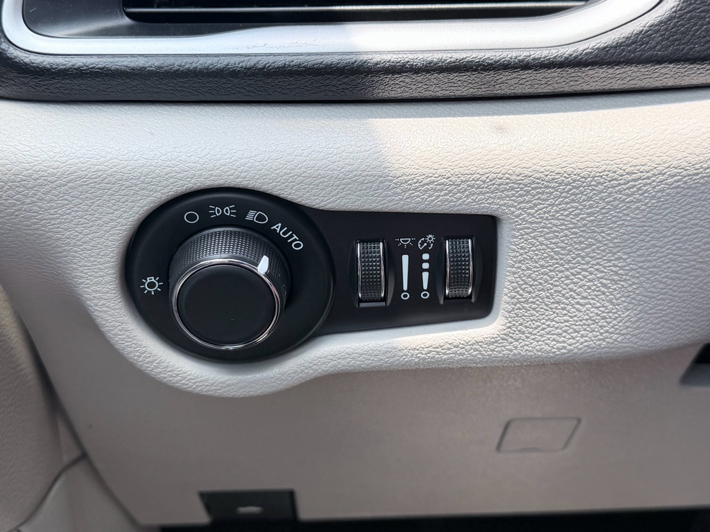 Used 2022 Chrysler Voyager LX FWD image 12
