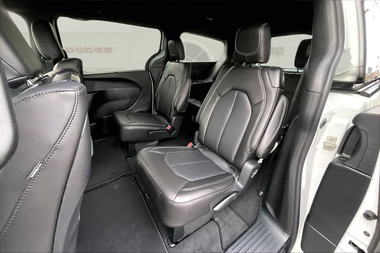 New 2026 Chrysler Pacifica Select AWD/4WD image 13