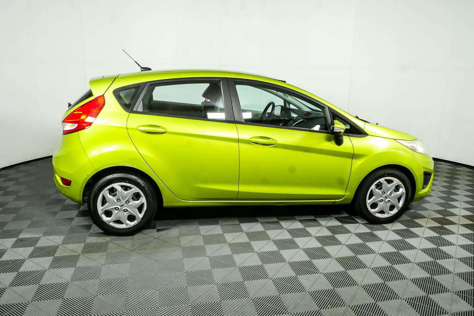 Used 2013 Ford Fiesta SE FWD image 2