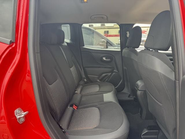 Used 2023 Jeep Renegade Latitude AWD/4WD image 30