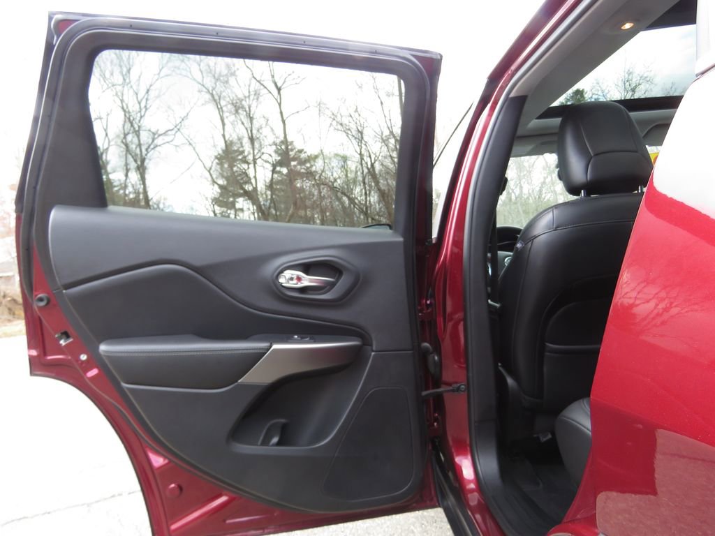 Used 2019 Jeep Cherokee Limited image 19