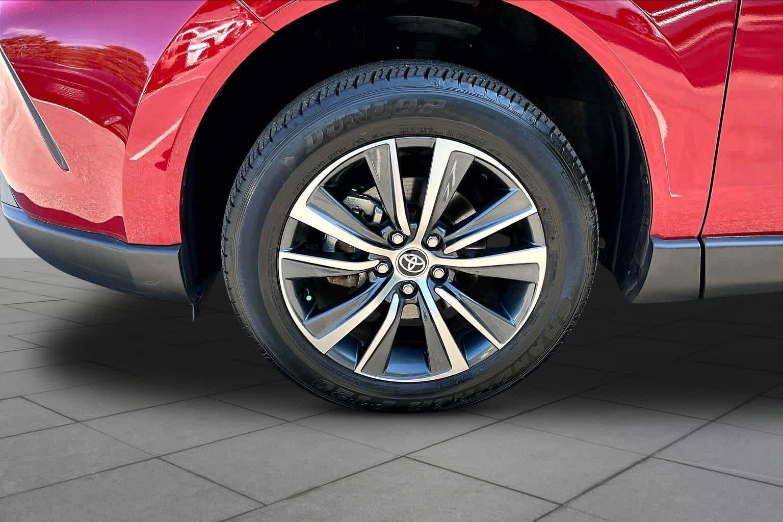 Used 2023 Toyota Venza LE AWD/4WD image 10