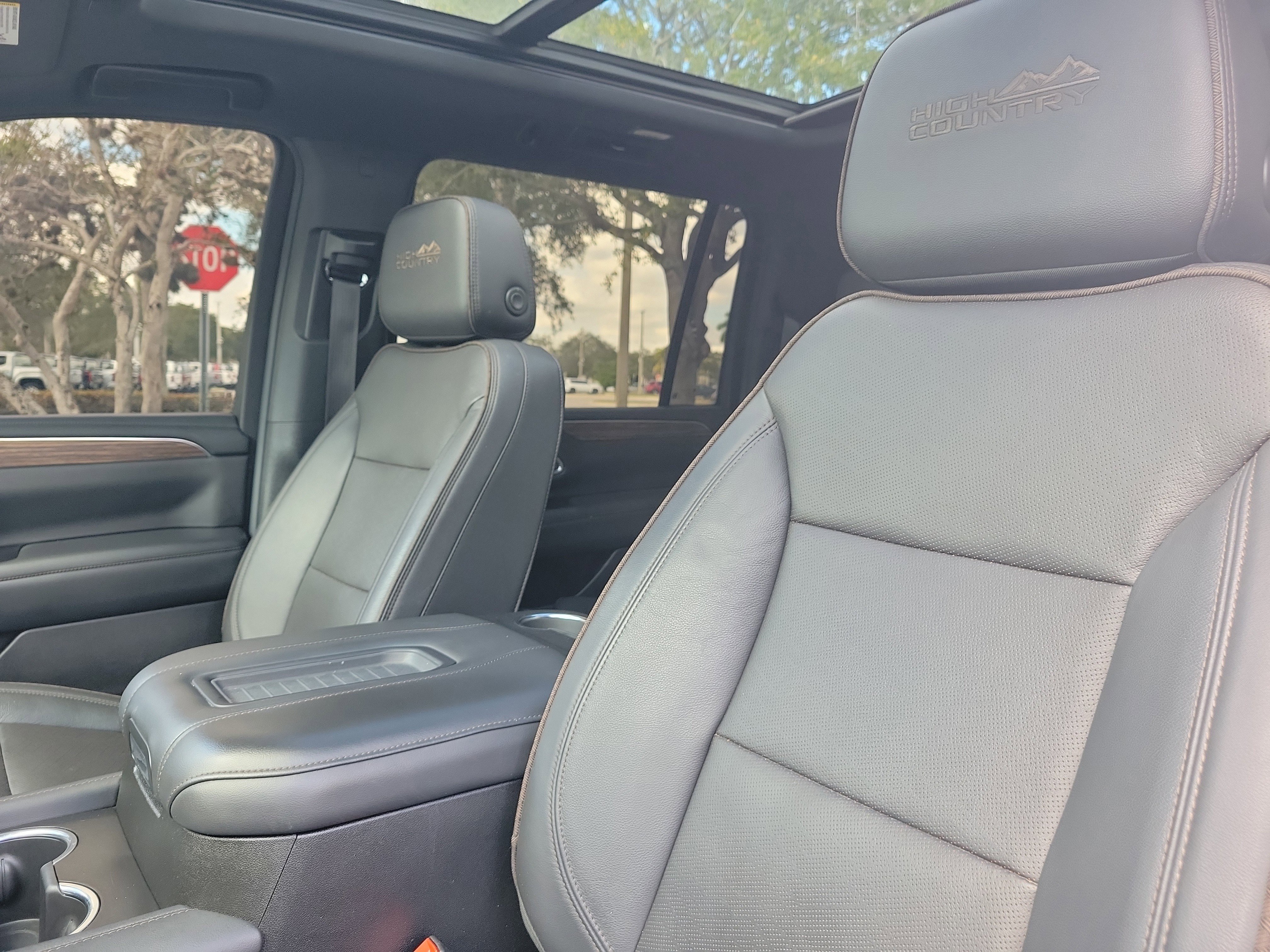 Used 2023 Chevrolet Suburban High Country image 23