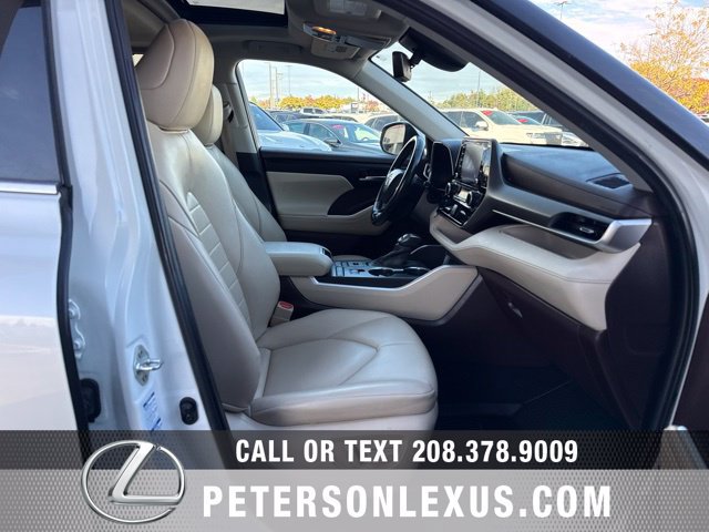 Used 2020 Toyota Highlander XLE AWD/4WD image 14