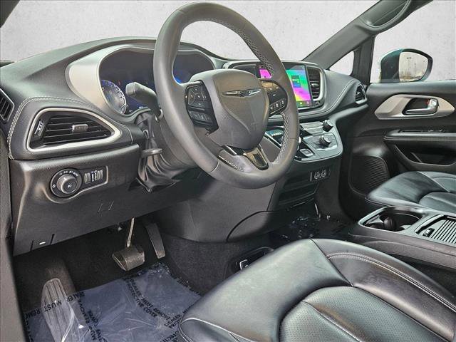 Used 2023 Chrysler Pacifica Touring-L w/ S Appearance Package image 10