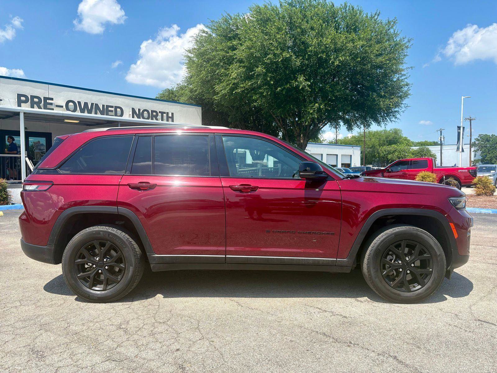 Used 2024 Jeep Grand Cherokee Altitude AWD/4WD image 2