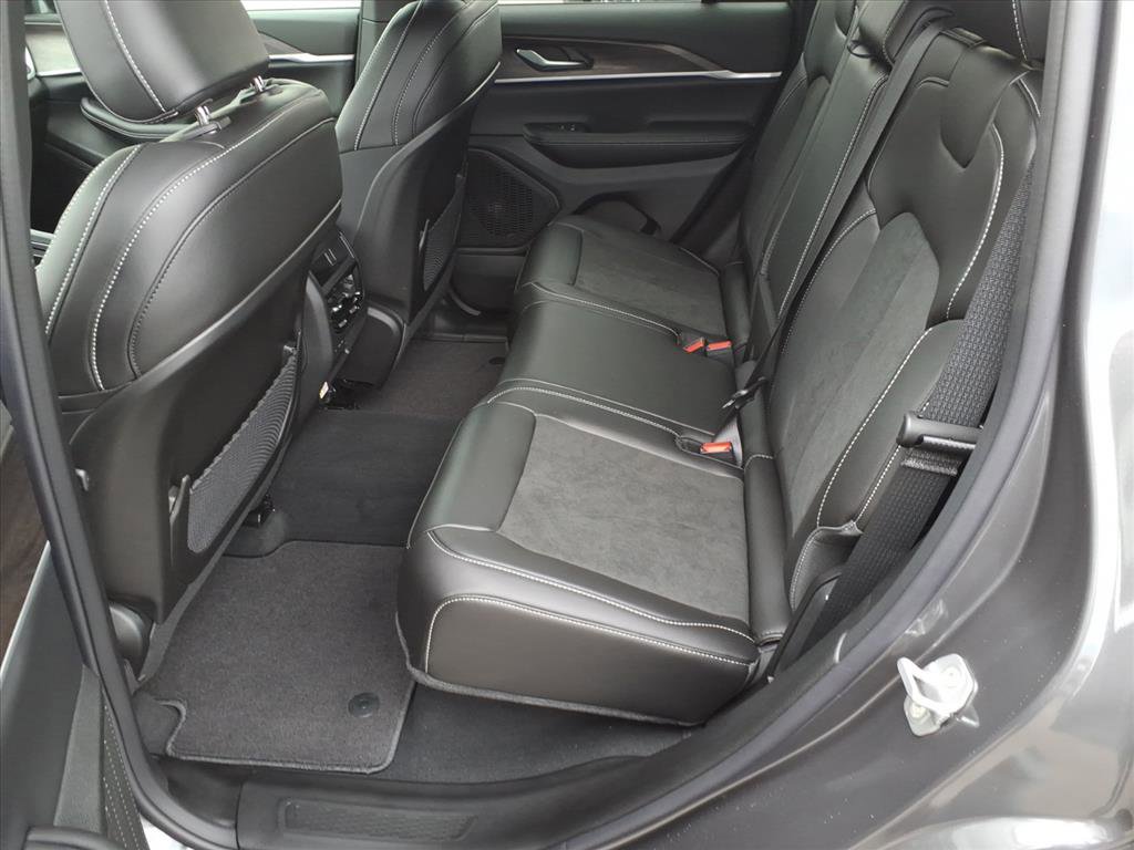 New 2026 Jeep Grand Cherokee Altitude image 12