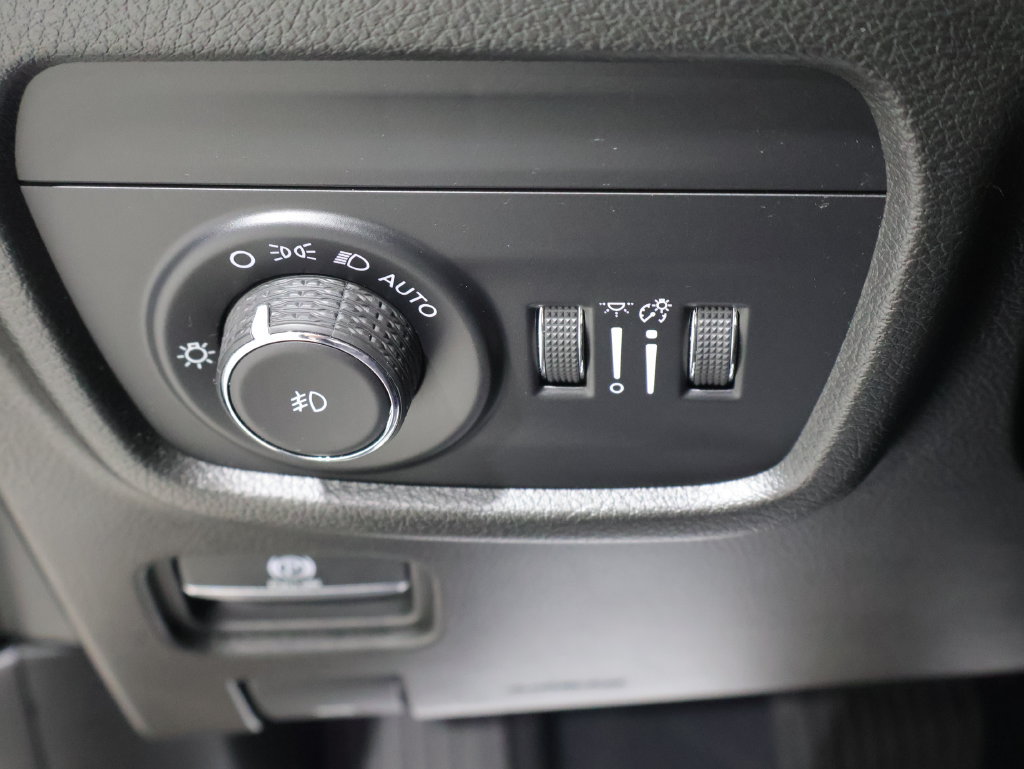 Certified 2023 Jeep Grand Cherokee Overland w/ Luxury Tech Group IV AWD/4WD image 31