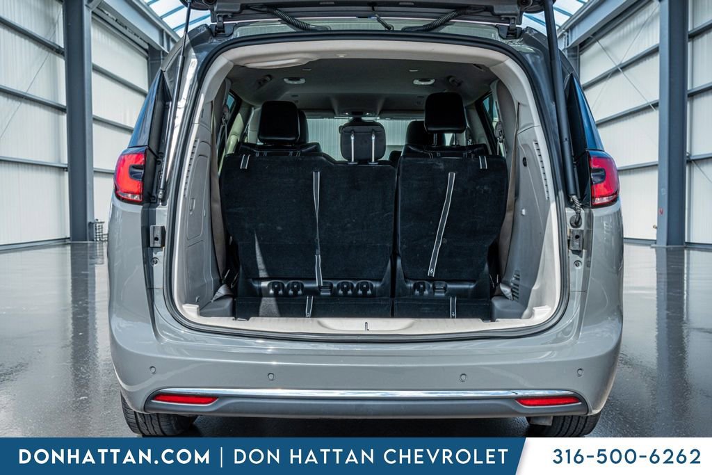Used 2023 Chrysler Pacifica Touring-L image 34