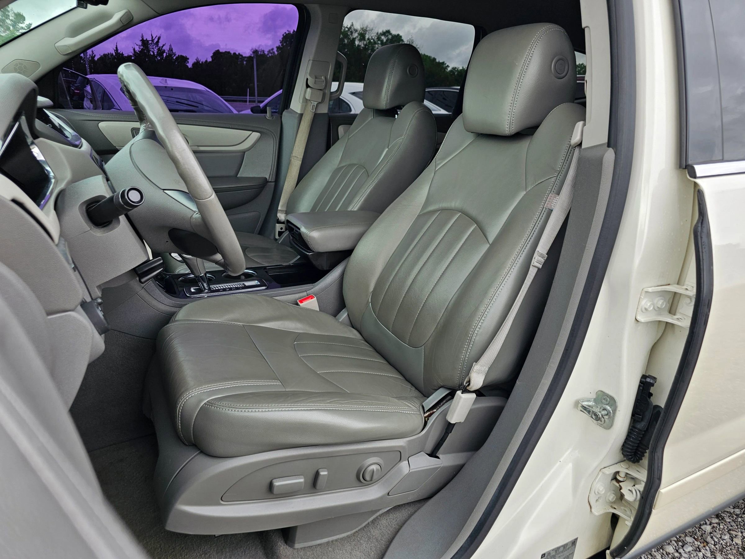 Used 2015 Chevrolet Traverse LT w/ Style and Technology Package FWD image 4