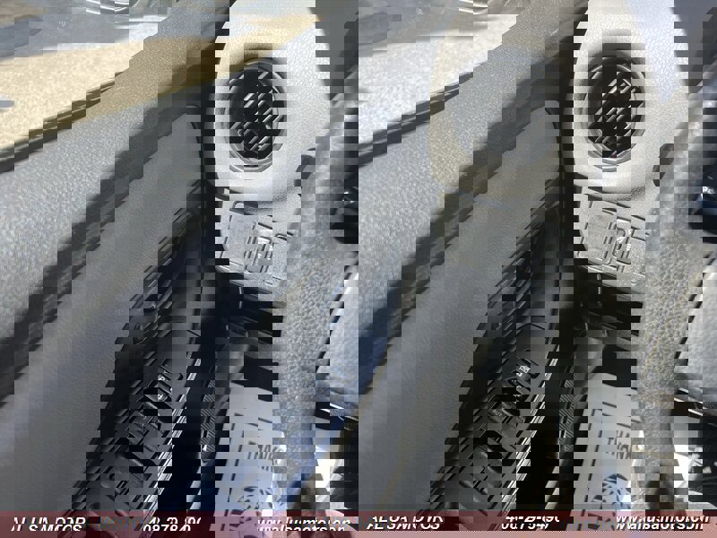 Used 2015 Toyota Yaris L image 30