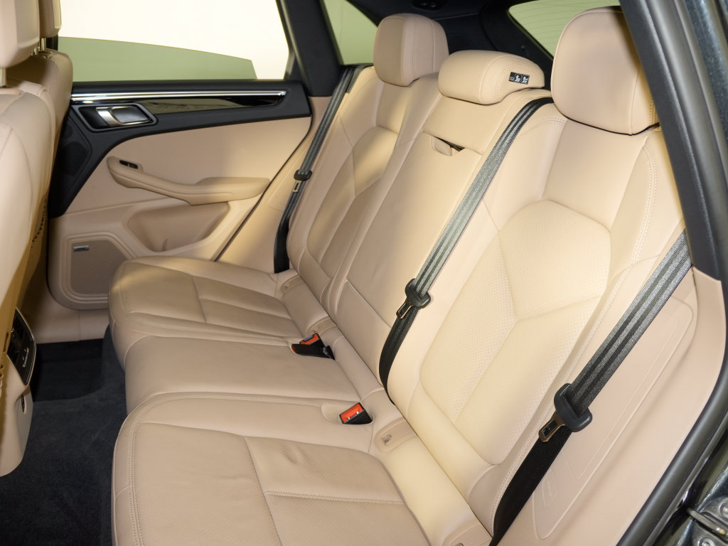 Certified 2023 Porsche Macan Turbo AWD/4WD image 37