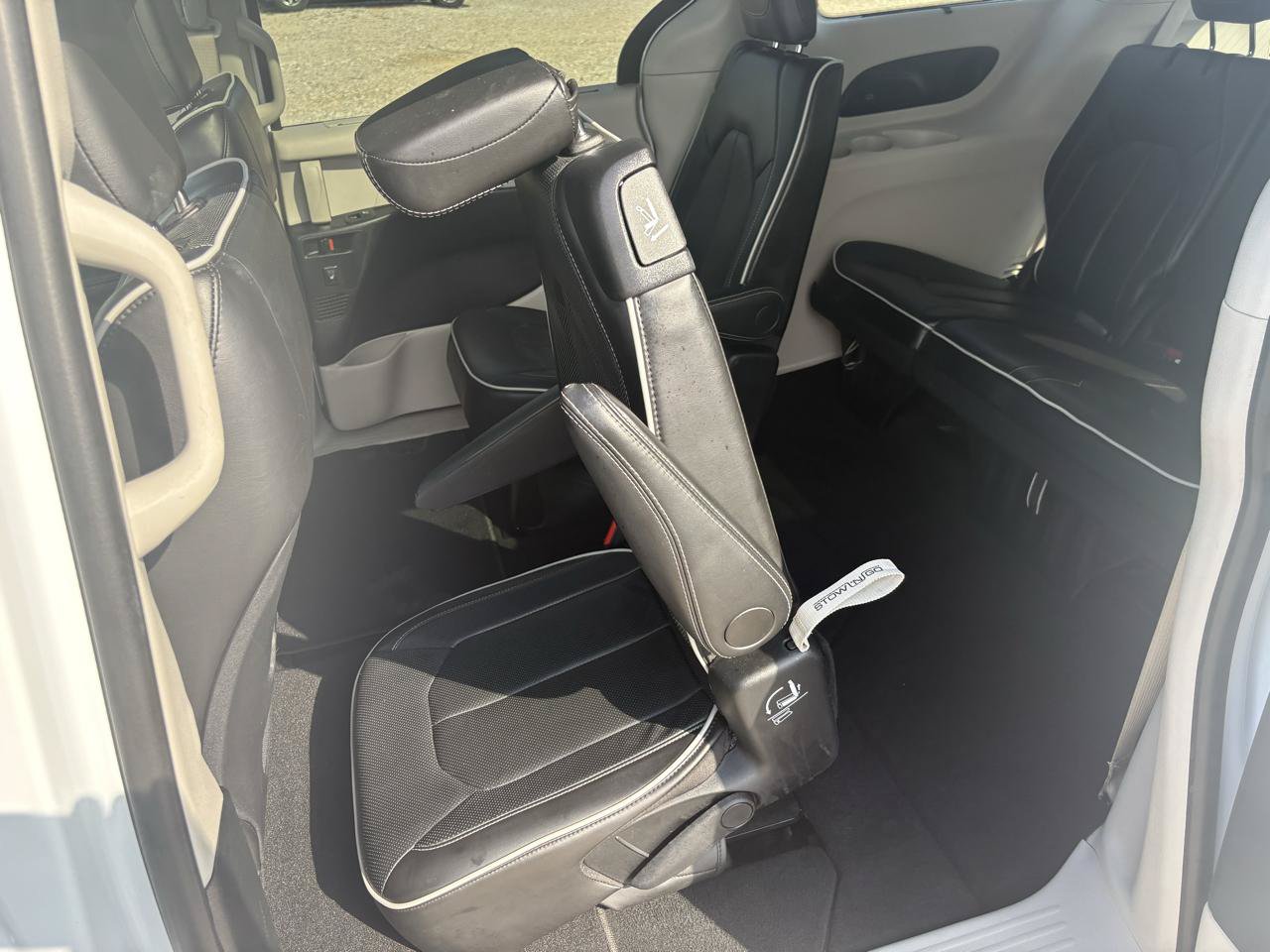 Used 2024 Chrysler Pacifica Limited FWD image 36