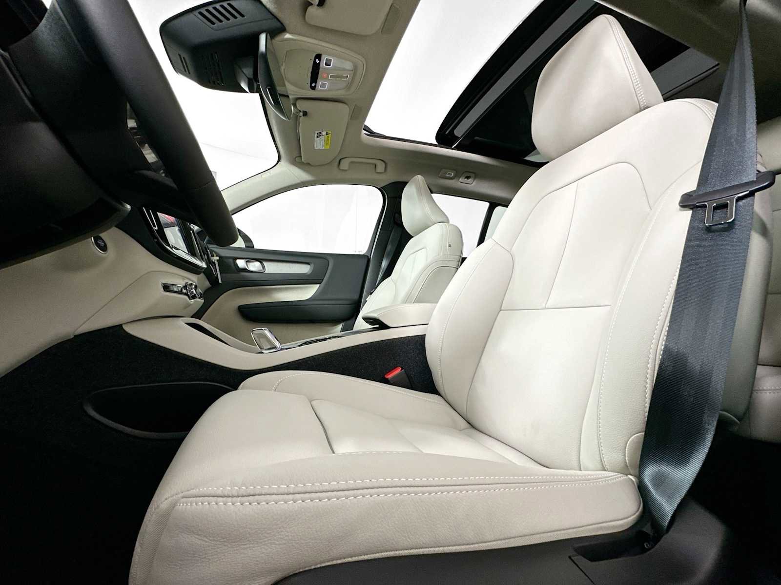 Certified 2025 Volvo XC40 B5 Plus w/ Protection Package Premier image 18