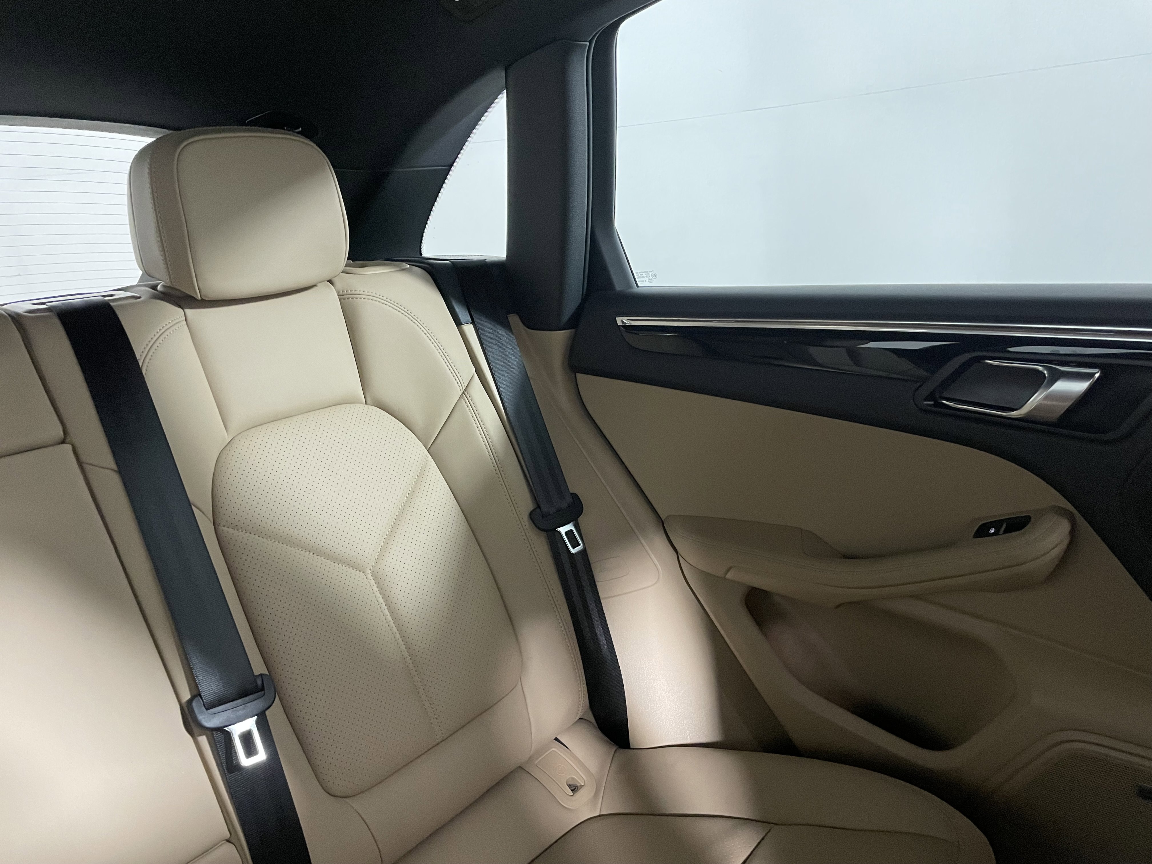 Used 2025 Porsche Macan image 17