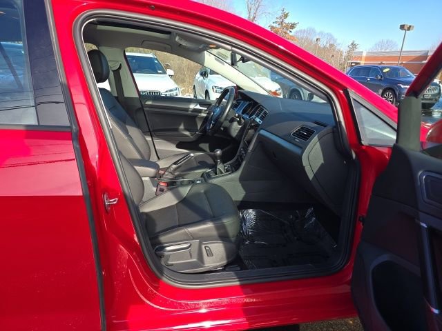 Used 2018 Volkswagen Golf SE image 16