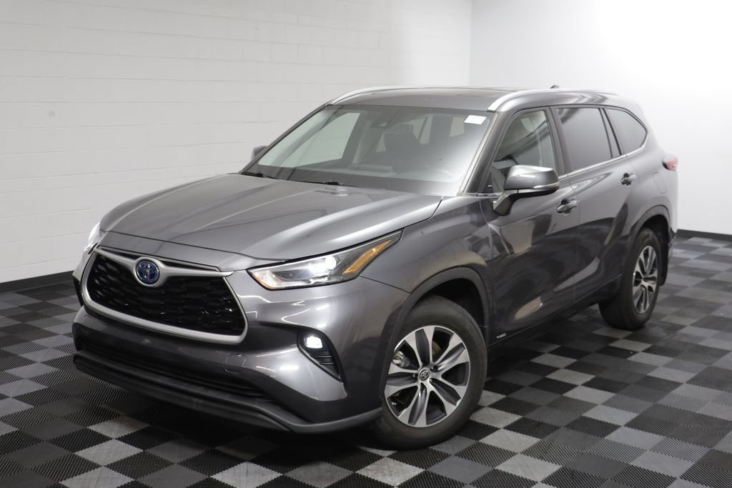 Used 2023 Toyota Highlander XLE AWD/4WD image 2