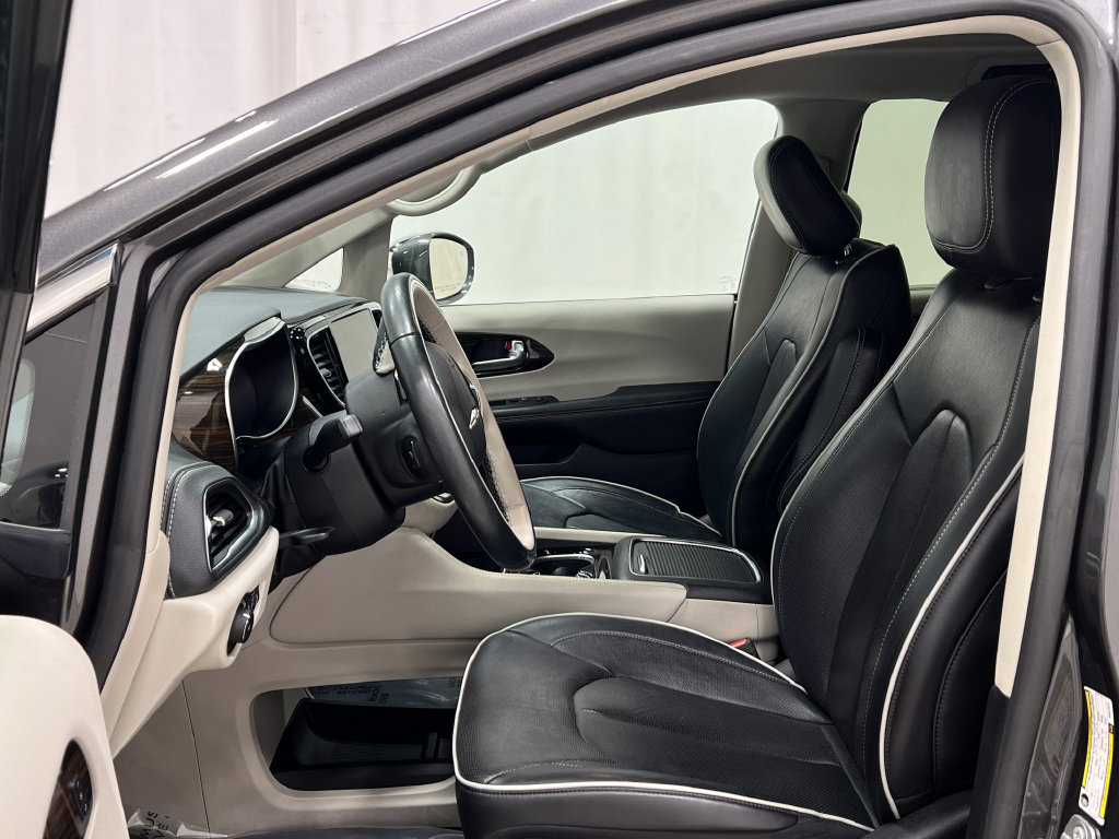 Used 2021 Chrysler Pacifica Limited FWD image 14