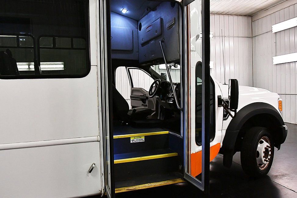 Used 2017 Ford F550 2WD Regular Cab Super Duty image 21