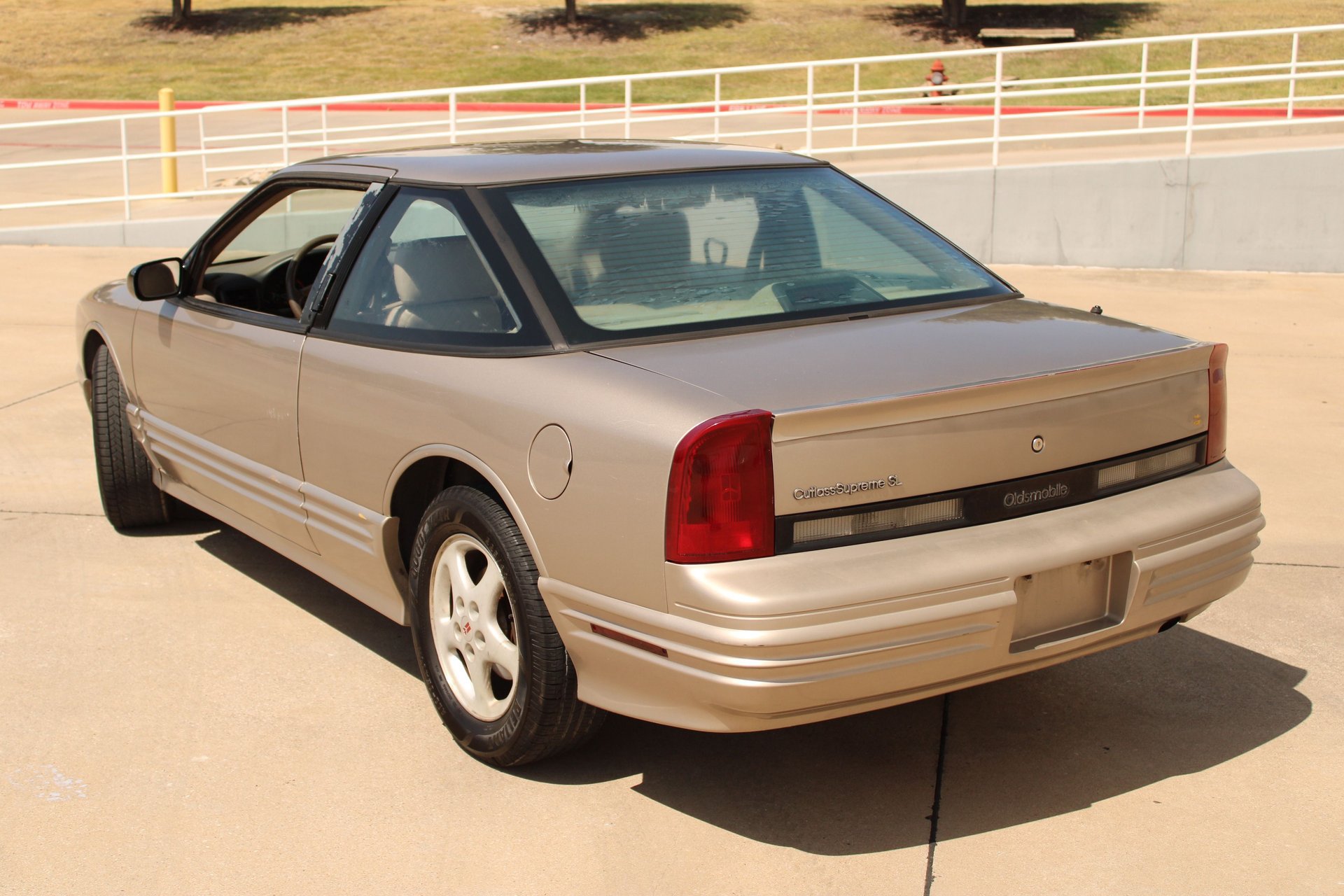 Used 1997 Oldsmobile Cutlass Supreme SL FWD image 8