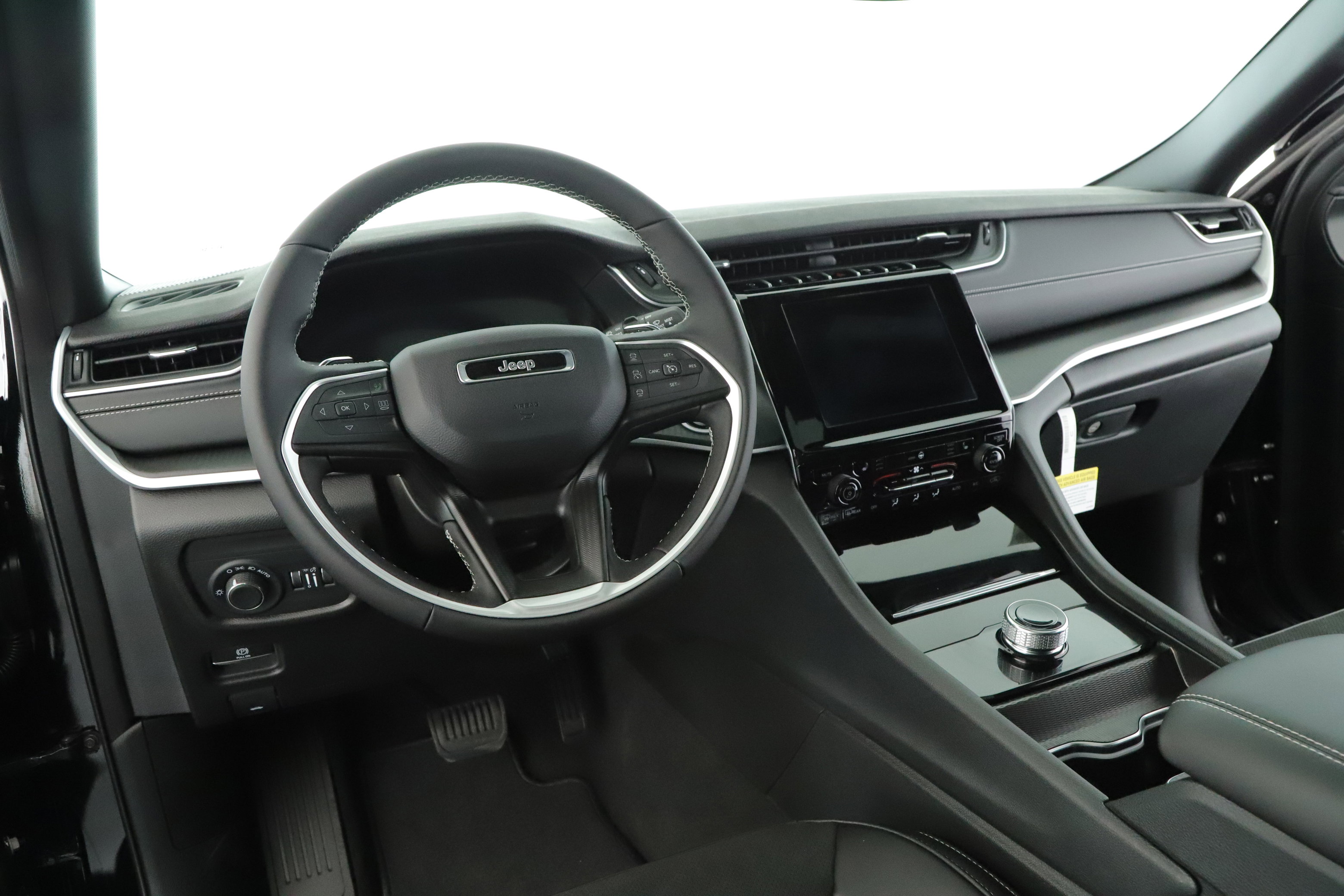 New 2025 Jeep Grand Cherokee Altitude image 2