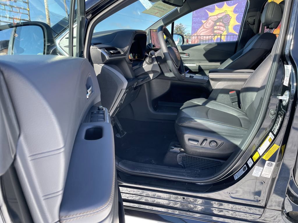 Used 2023 Toyota Sienna XLE Woodland Edition image 14