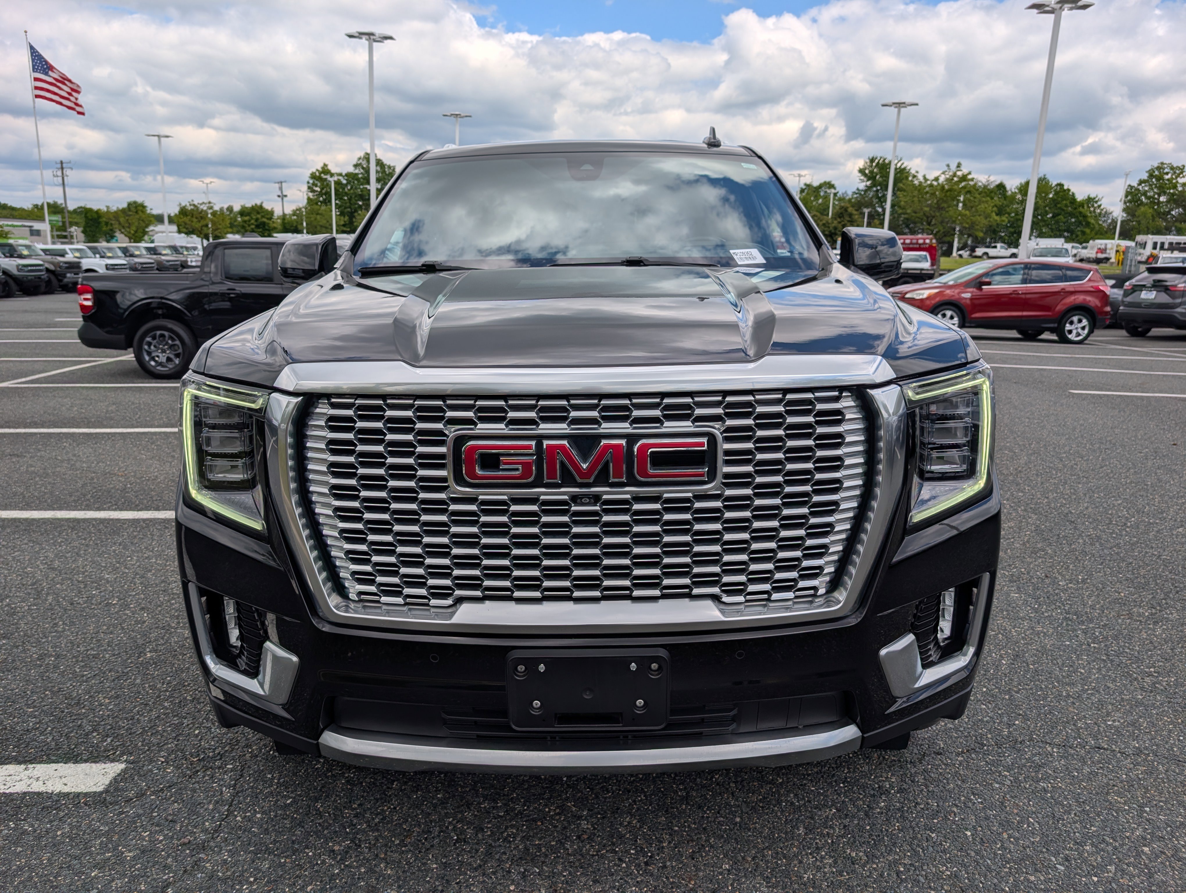 Used 2021 GMC Yukon Denali w/ Denali Premium Package AWD/4WD image 8