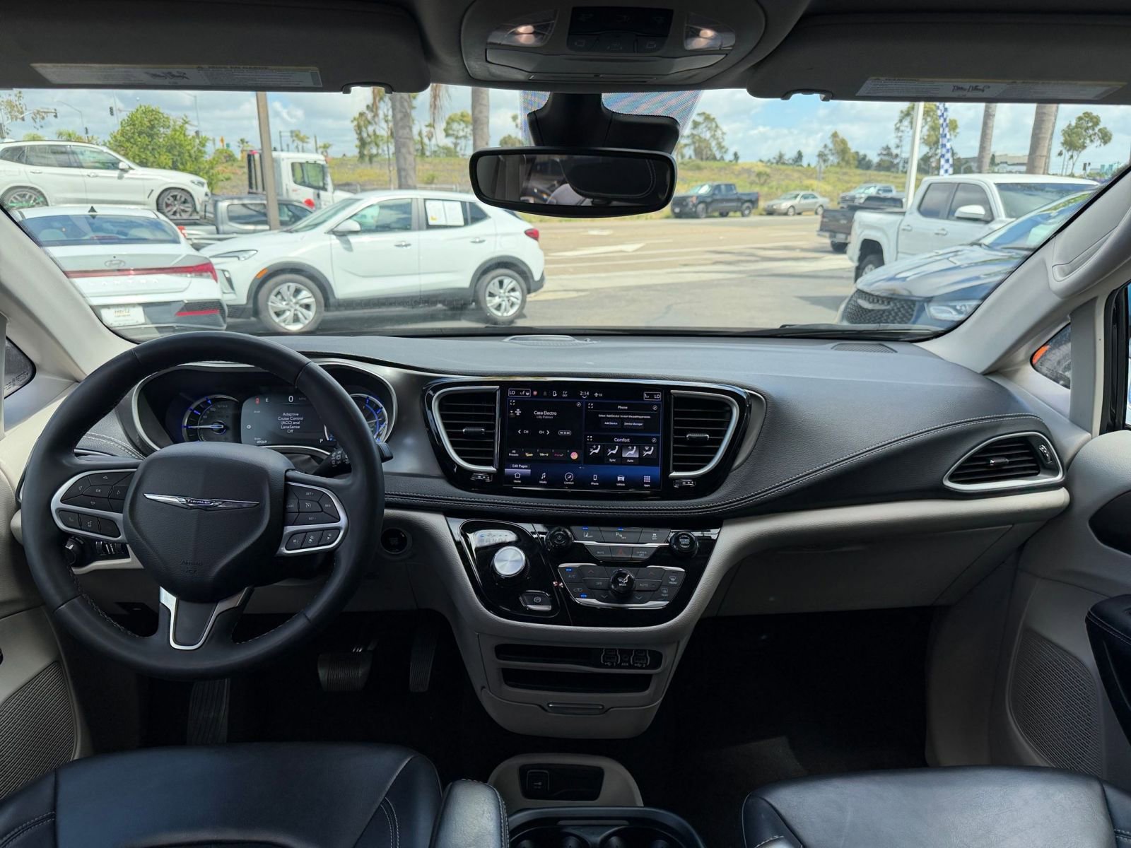 Used 2023 Chrysler Pacifica Touring-L image 36