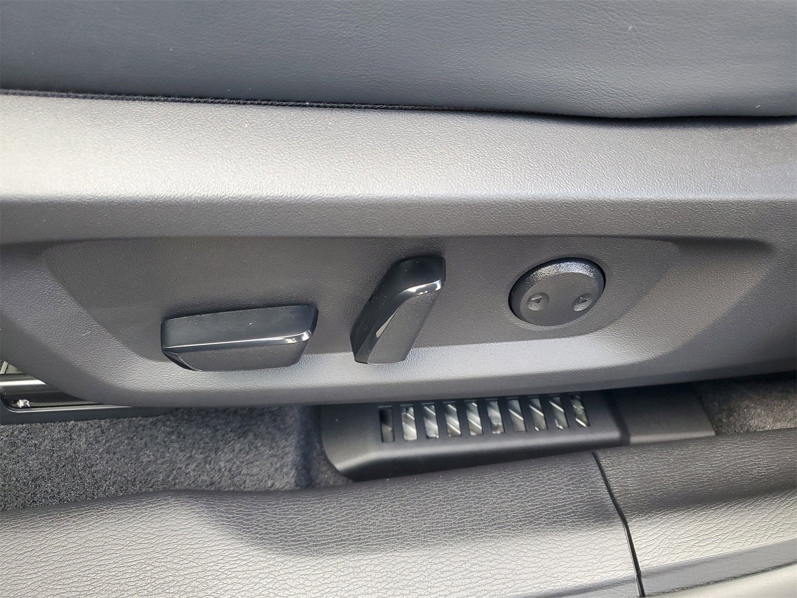 New 2025 Mitsubishi Outlander SE image 7