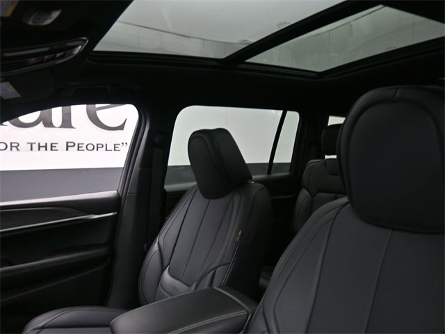 Used 2025 Jeep Grand Cherokee L Limited w/ Black Appearance Package image 17