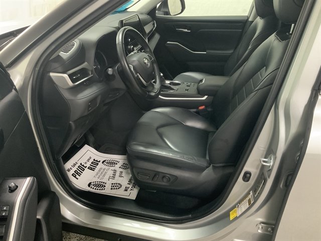 Used 2023 Toyota Highlander XLE AWD/4WD image 14