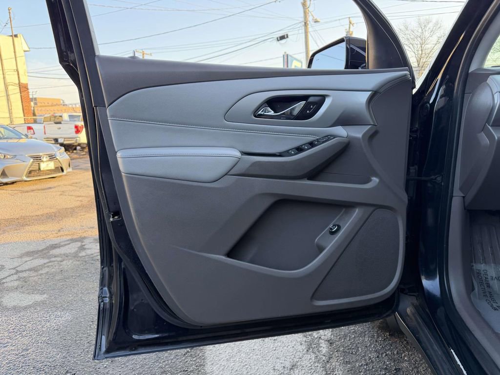 Used 2020 Chevrolet Traverse LT w/ Driver Confidence II Package image 33