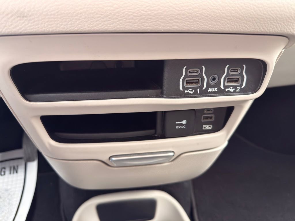 Used 2022 Chrysler Pacifica Touring-L image 37