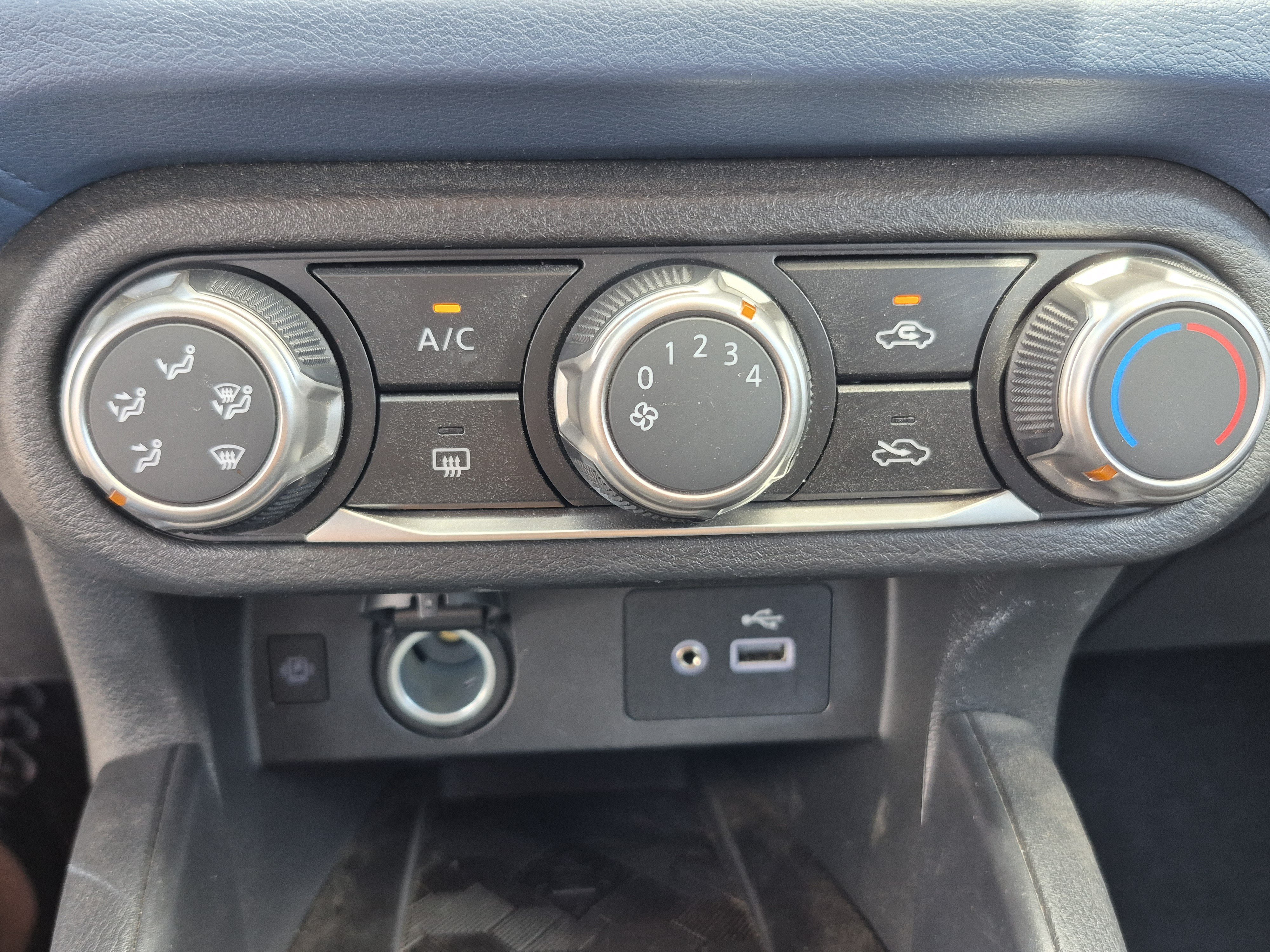 Used 2025 Nissan Versa SV FWD image 29