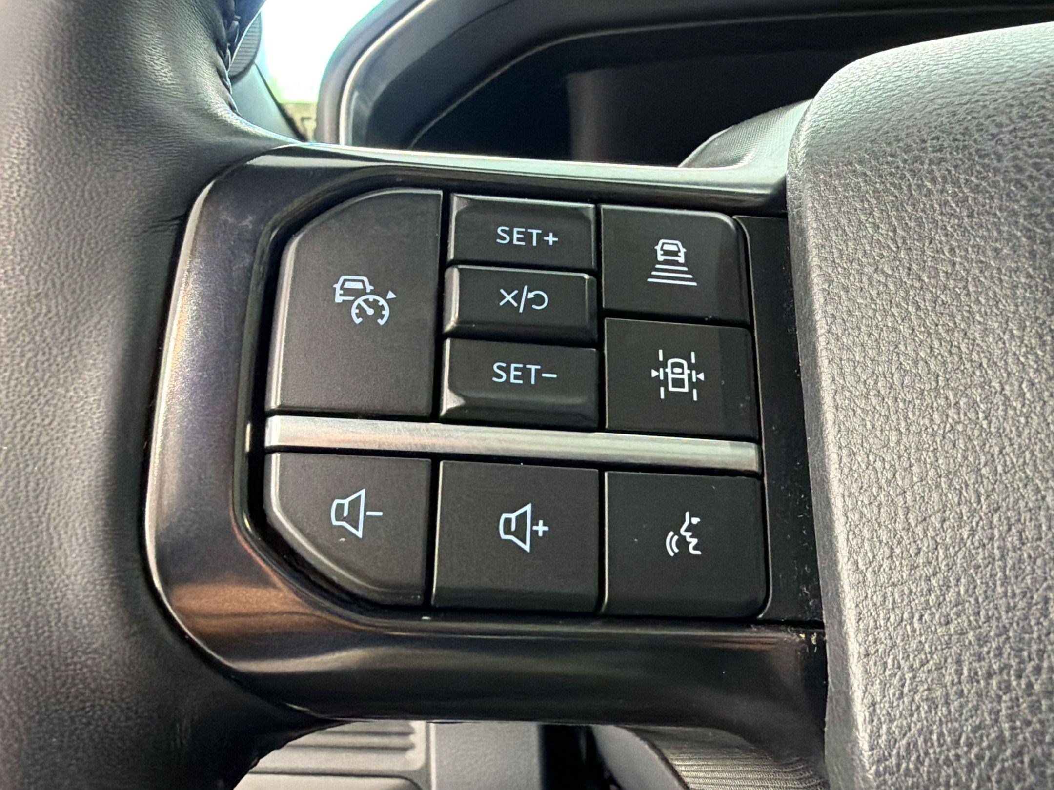 Certified 2025 Ford F250 Platinum w/ FX4 Off-Road Package AWD/4WD image 17