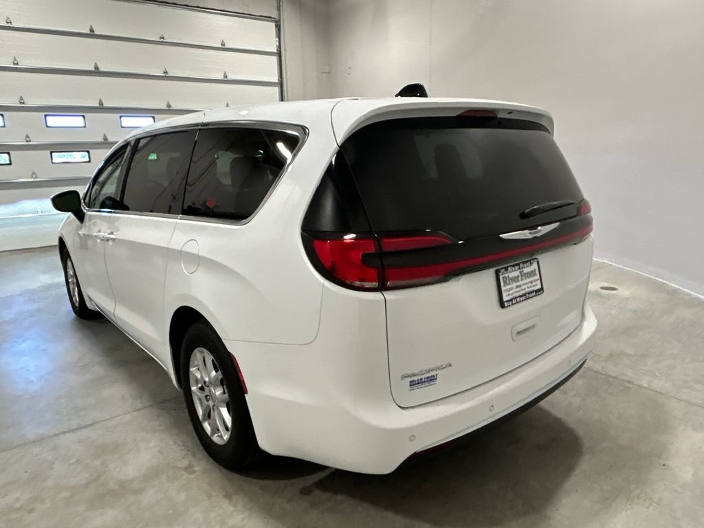Used 2023 Chrysler Pacifica Touring-L FWD image 8