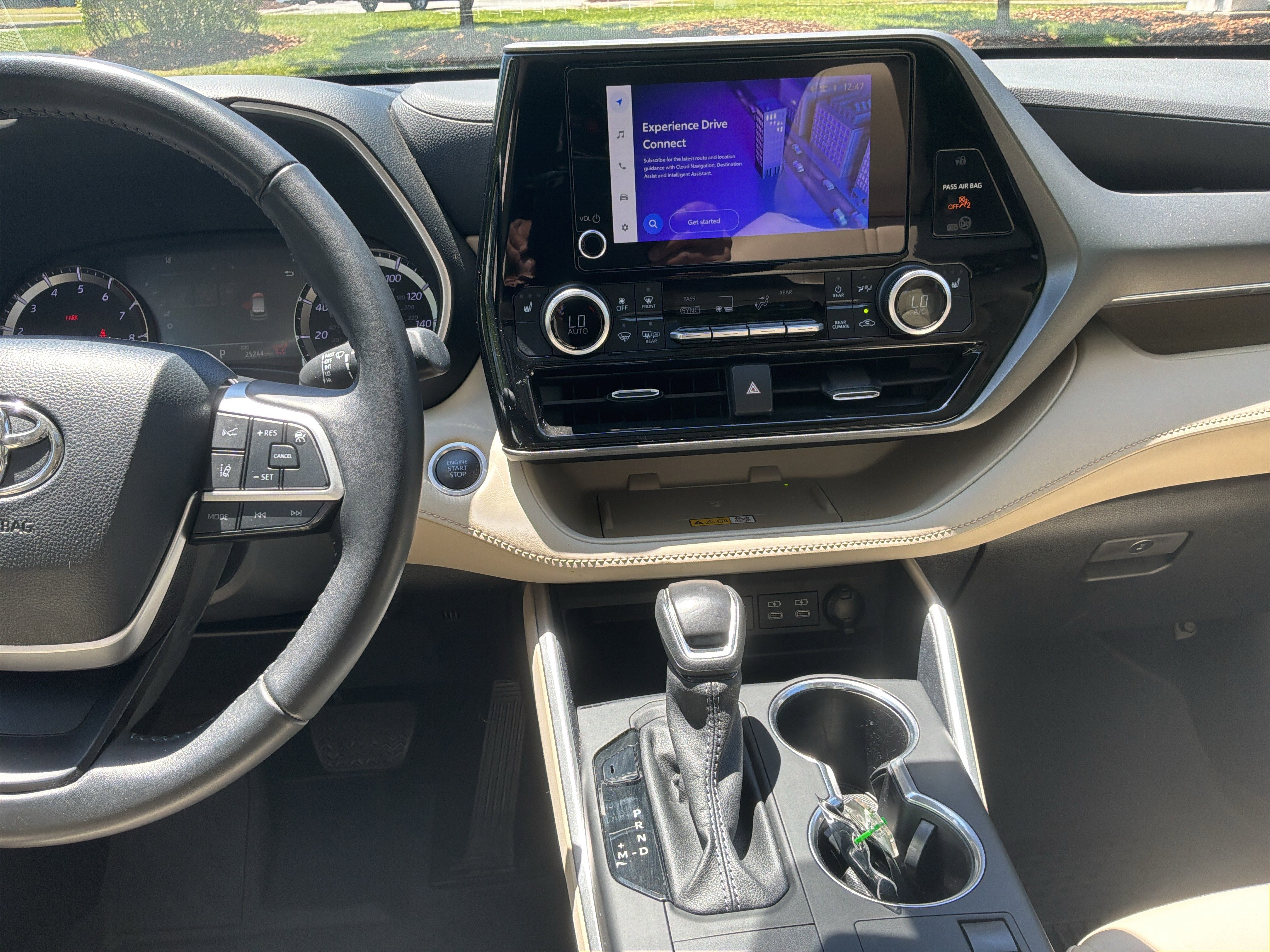 Used 2024 Toyota Highlander XLE FWD image 30