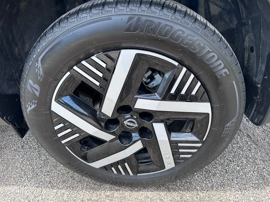 Used 2025 Nissan Kicks SV FWD image 10