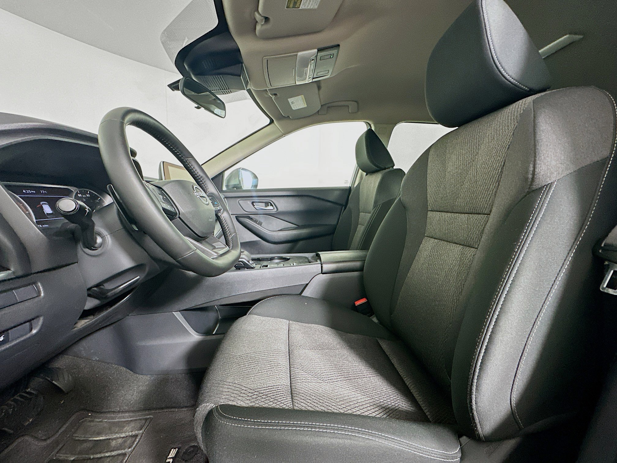 Used 2025 Nissan Rogue SV FWD image 13