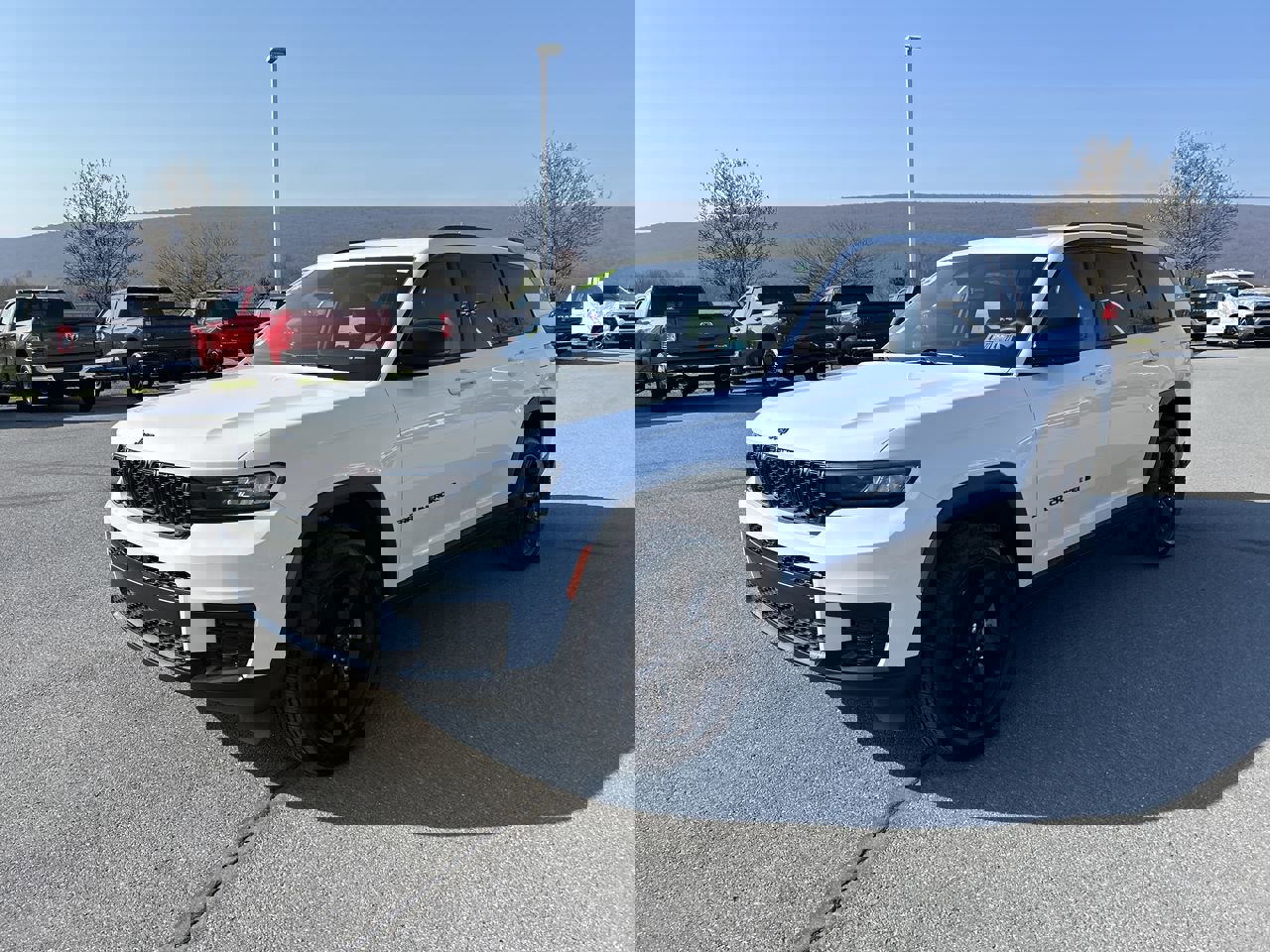 Used 2023 Jeep Grand Cherokee L Laredo image 3